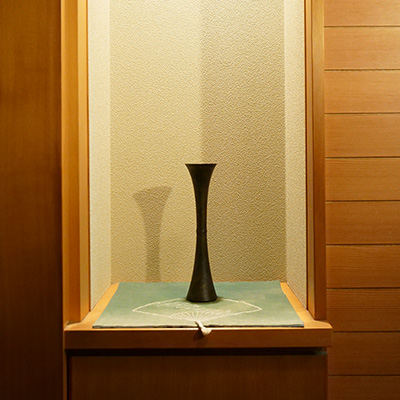 Japanese art and craft displayed painting (sculpture, pottery and other art craft) exhibited at this facility.