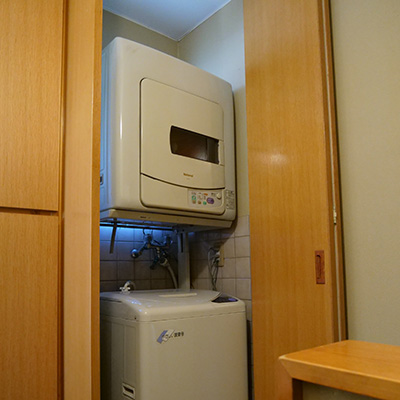 Washing corner adjoining the bathroom